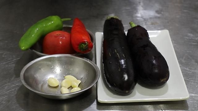 2个茄子1个西红柿,大厨教你家常炒茄丝,颜色不黑不油腻,真好吃