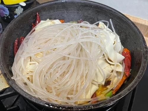 粉条|干豆腐别再炒着吃了，加一把粉条，香辣好吃，汤汁浓郁，没肉也香