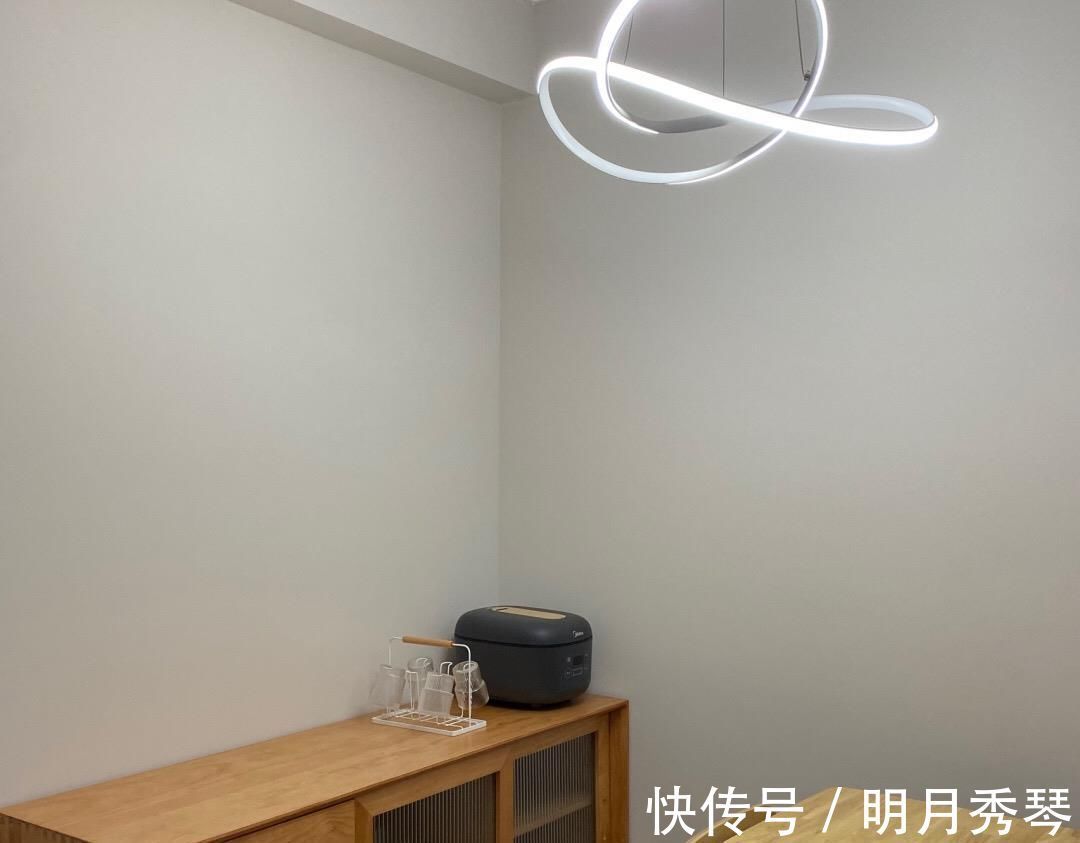 原木色|她家花了三个月装修完工,不做电视墙,不做吊顶,越简单越耐看