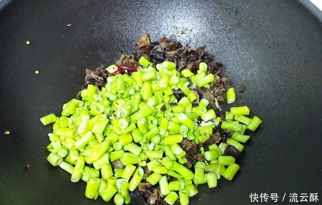 好吃|深秋,遇此菜要买点,3块钱一斤,素炒比肉好吃,再过几天就没了