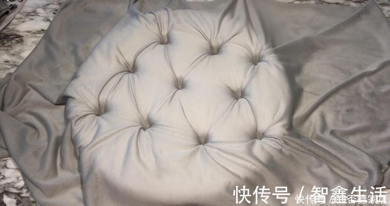 凳子|扔掉的旧铁凳子捡回来吧，用海绵包一圈，放家里坐着舒适还能收纳