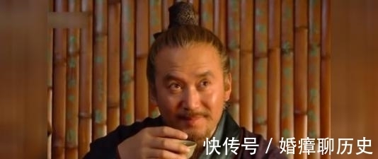 状元@老伯出上联:茶饮客吞杯中月,神童巧对下联,围观群众拍手称赞!