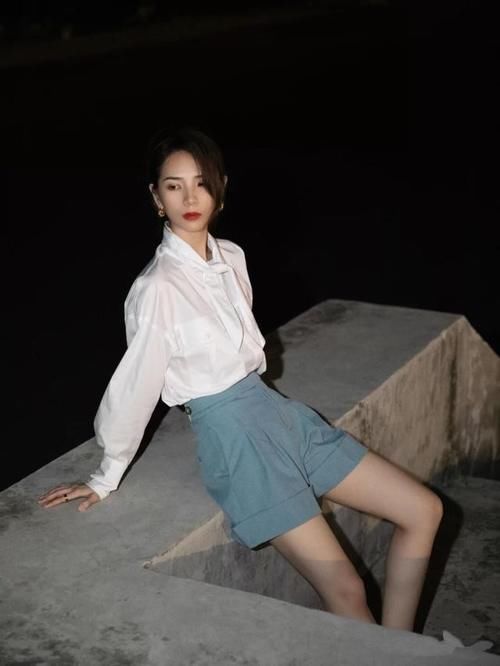 早秋|秋天的衬衫怎么穿？两种高级耐看的穿搭方案，满足你的时尚需求