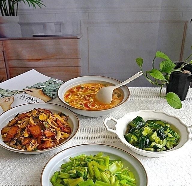 中午,买11块钱的菜,做了3菜1汤,在朋友圈火了,网友想来蹭饭