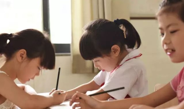 孩子|孩子被罚写“罗”字,妈妈拍照上传后意外走红,网友:写出灵魂了