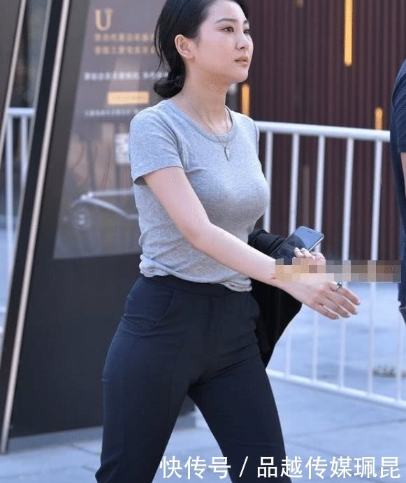 街拍：灰色上衣搭配黑色休闲裤，让你的美不再低调！