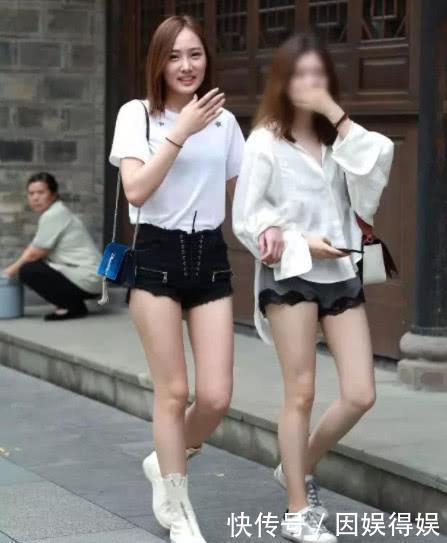 街拍一起逛街的闺蜜,光看腿就已经显得身材很好了
