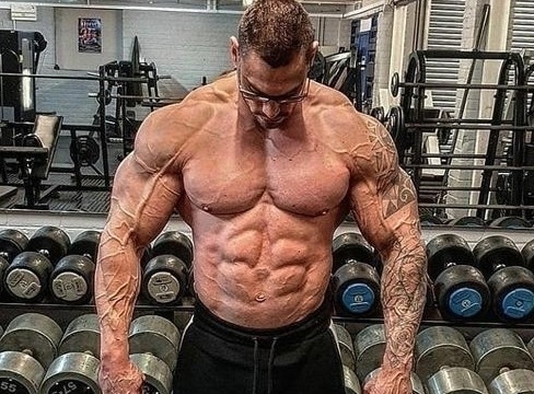 美国|美国男子10年健身练出夸张身材,肌肉发达,被称真人版教科书