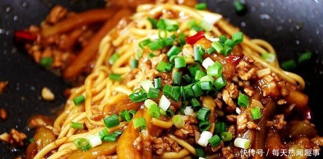 1根茄子,一块猪肉,这是茄子肉末焖面的做法,真好吃