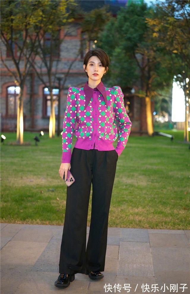 穿搭 毛衣下面不一定搭裙子,今年流行毛衣搭配奶奶裤,温暖又显气质