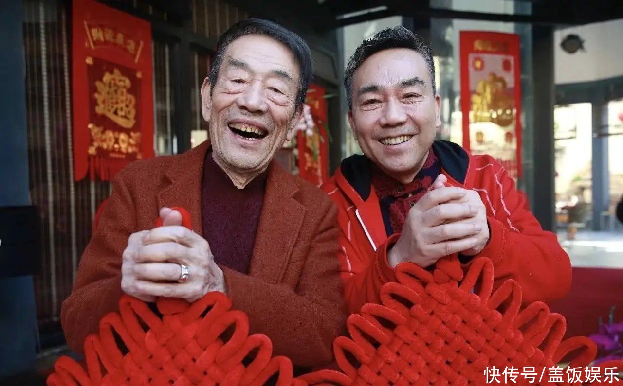 90岁杨少华携全家吃火锅,身形消瘦但精神奕奕,父子5人如复制_易看资讯