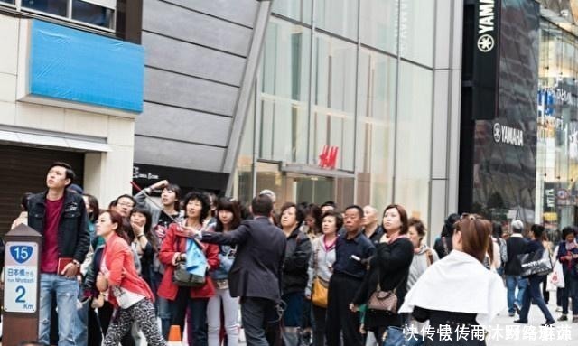 中年|中国游客“爆买”扭转日本旅游赤字,为什么国人喜欢到日本扫货?
