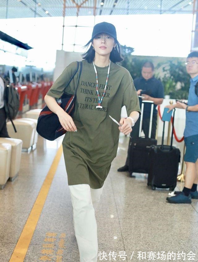 tips 33岁刘雯终于奢侈一回,穿4000T恤去罗马旅游,这打扮真是超模!