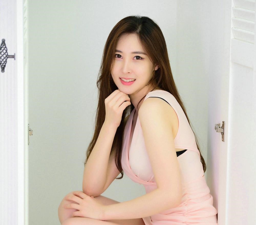 小姐姐爱穿连衣裙,尽显玲珑完美身段,散发女神的优雅魅力!