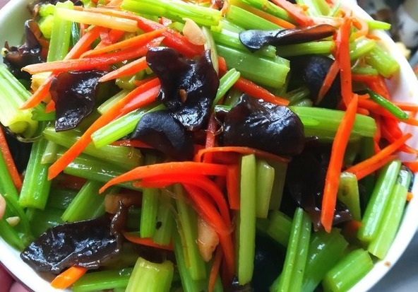 高血脂|血管“好友”已找到，不是芹菜木耳，医生：若你爱吃，血管平滑如“玉”