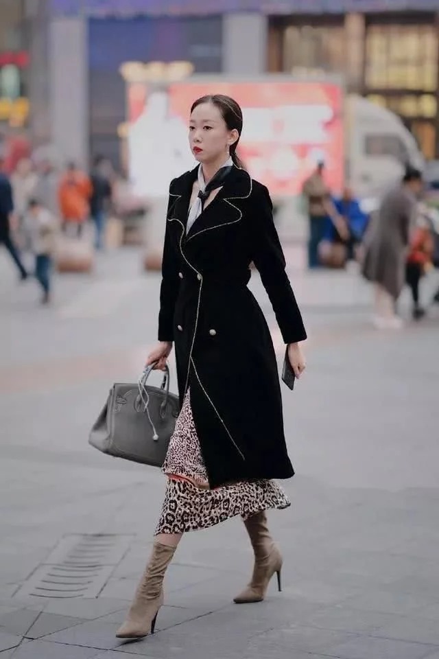 纤瘦|街拍:紧身上衣配灰黑色的短裙,小姐姐的身材高挑纤瘦,简单又时尚