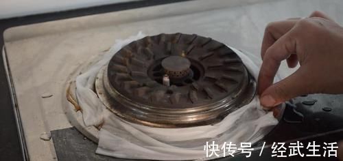 家家户户|在灶台上放几张纸巾,作用真强大,解决家家户户困扰的烦恼,实用