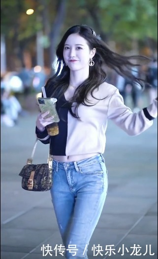 挥手|小姐姐太可爱了,不光跟我们比耶,走了还挥手拜拜