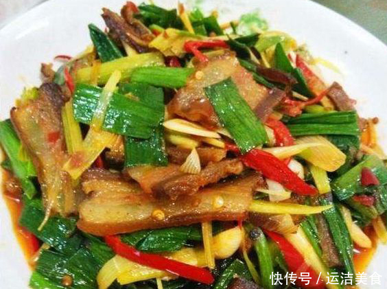 家常菜清蒸鲳鱼、豉汁蒸排骨、蒜苗回锅肉