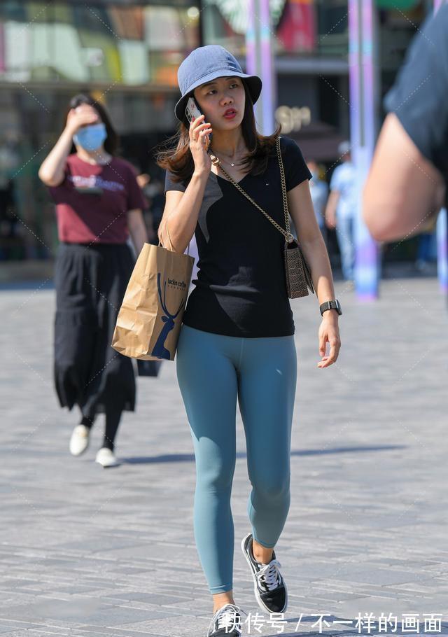 露肩 白色露肩短款长袖搭配浅蓝色高腰打底裤，不会千篇一律。