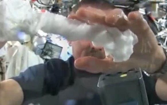 太空 男子在太空上拧毛巾,接下来一幕,让人直呼不可思议!