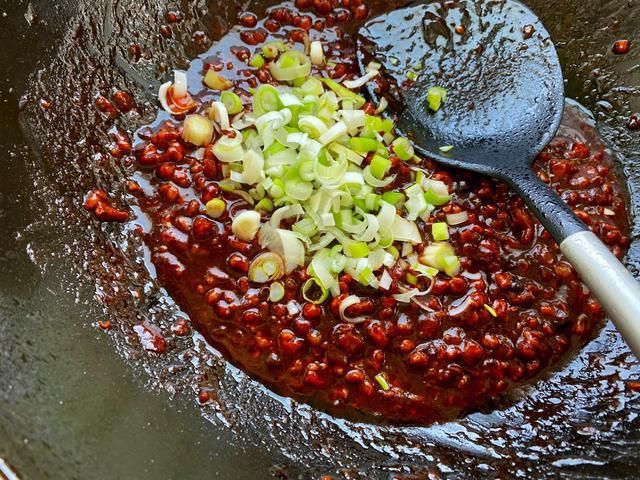 家中自制万能酱,秘制配方,20分钟搞定,拌面卷饼夹馒头吃啥都香