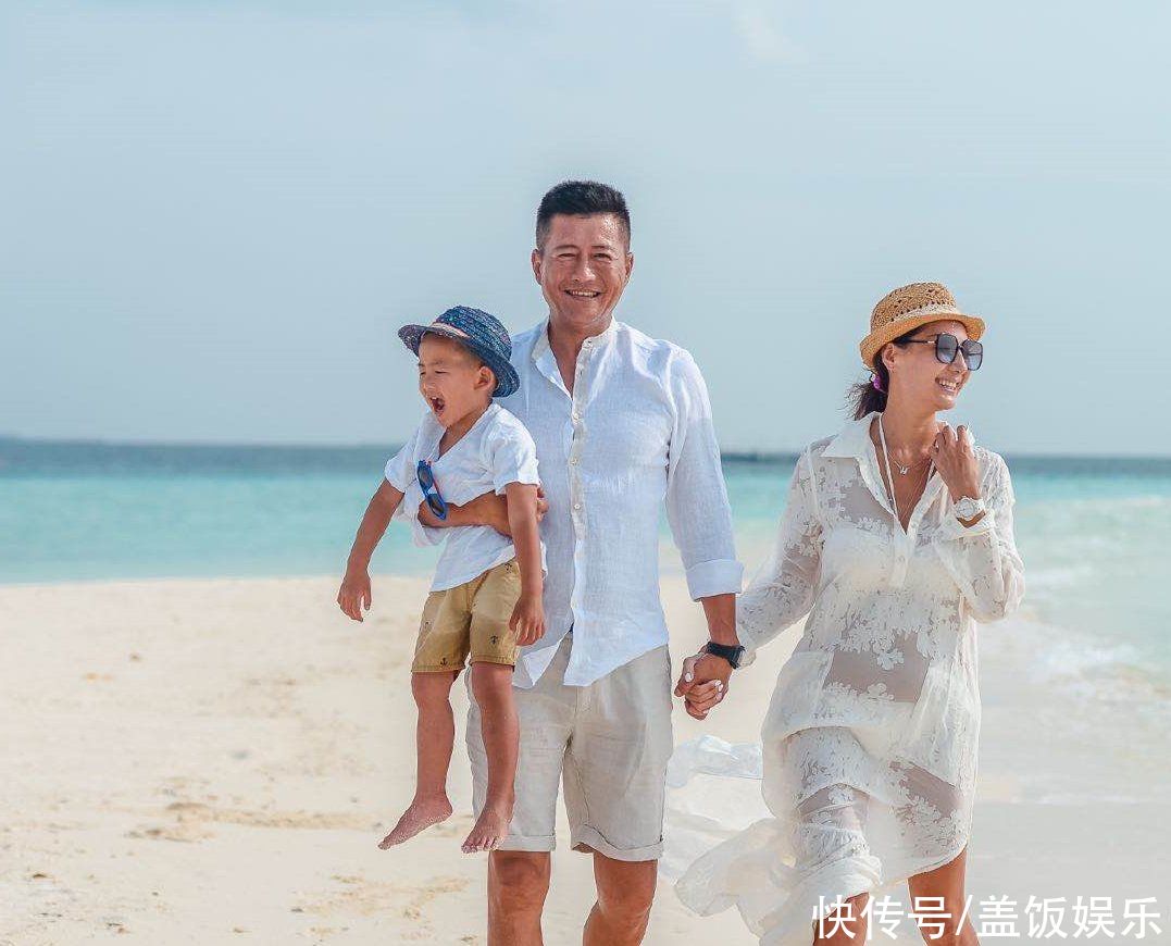 江珊前夫高曙光晒全家福,小52岁儿子和娇妻甜笑,豪宅内景奢华