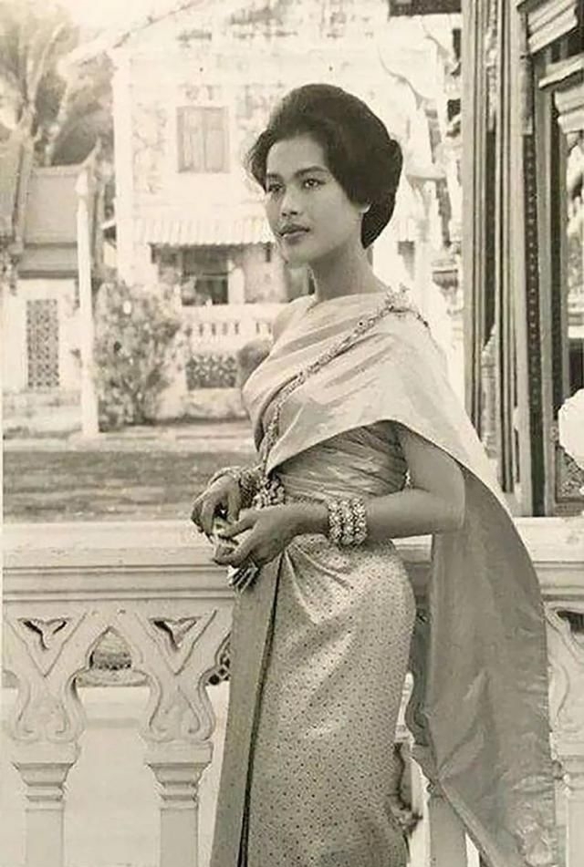 细数诗丽吉王后的传统服装,款款精美绝伦,不愧是泰国第一美人