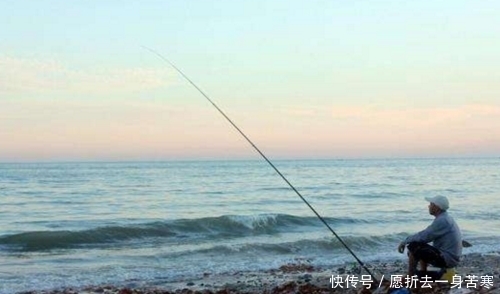 浑水中钓到鱼,看到鱼时很激动,可鱼太大了,抓上来也很难