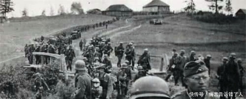 坐在|二战英美苏三巨头合影，为啥罗斯福总坐在中间？说出来你可能不信