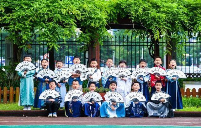 创意|恰同学少年！沪16区幼儿园、中小学创意毕业照来了