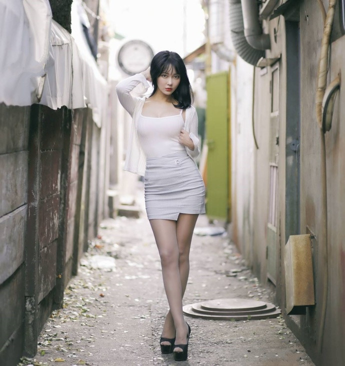 包臀裙 美女白色的背心搭配紧身包臀裙, 风情满满有些妩媚, 好喜欢