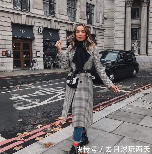 飙升|女人秋冬穿大衣时,建议这样“系围巾”,能让你时髦感飙升