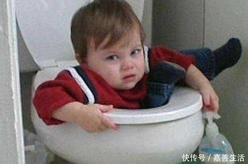 面粉|“我妈已经三天没打我了”,4岁儿子趁妈妈睡觉玩面粉,场面失控!