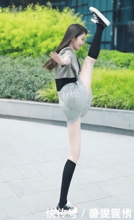 帆布鞋搭配黑色长袜,走着路都要劈个腿!