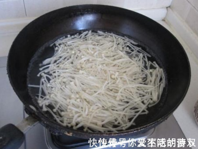 糖尿病|建议老人白菜和此物一起吃,排出毒素,预防血栓和糖尿病