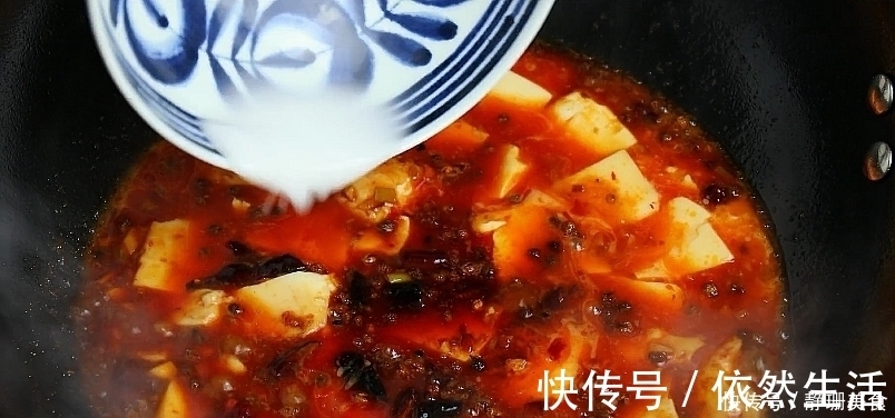 2盒豆腐，1勺淀粉，这个做法百吃不厌，出锅那一刻口水留下来