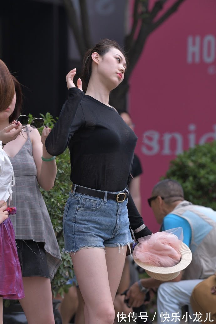 牛仔|路人街拍，牛仔一字肩搭配包臀裙，小姐姐看上去很时尚