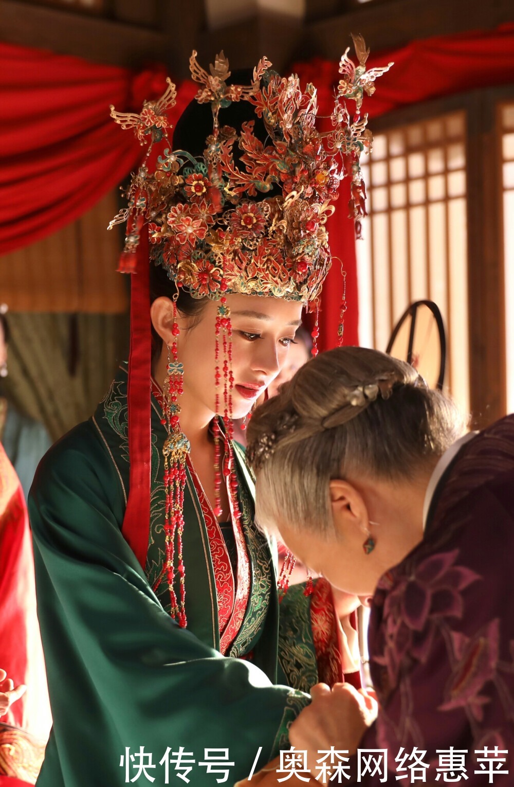 嫁衣发展史:古代嫁衣不都是凤冠霞帔,周朝为黑色,宋朝是绿色