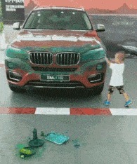 |搞笑GIF:吃货妹子真是伤不起啊,坐个席拿这么大的袋子呢