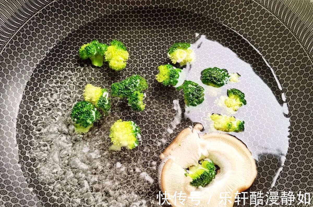 西兰花|十分钟的简单早餐——时蔬炒饭，用料普通操作简单，超美味