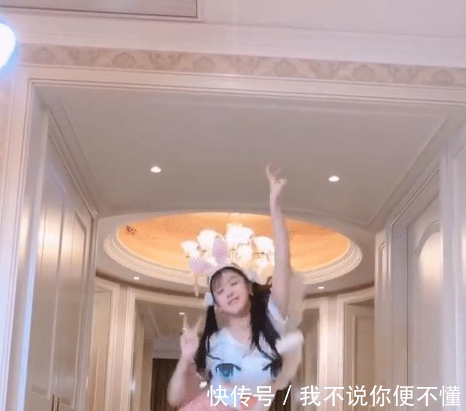 小姐姐|“大兔子”带着“小兔子”跳舞,可爱