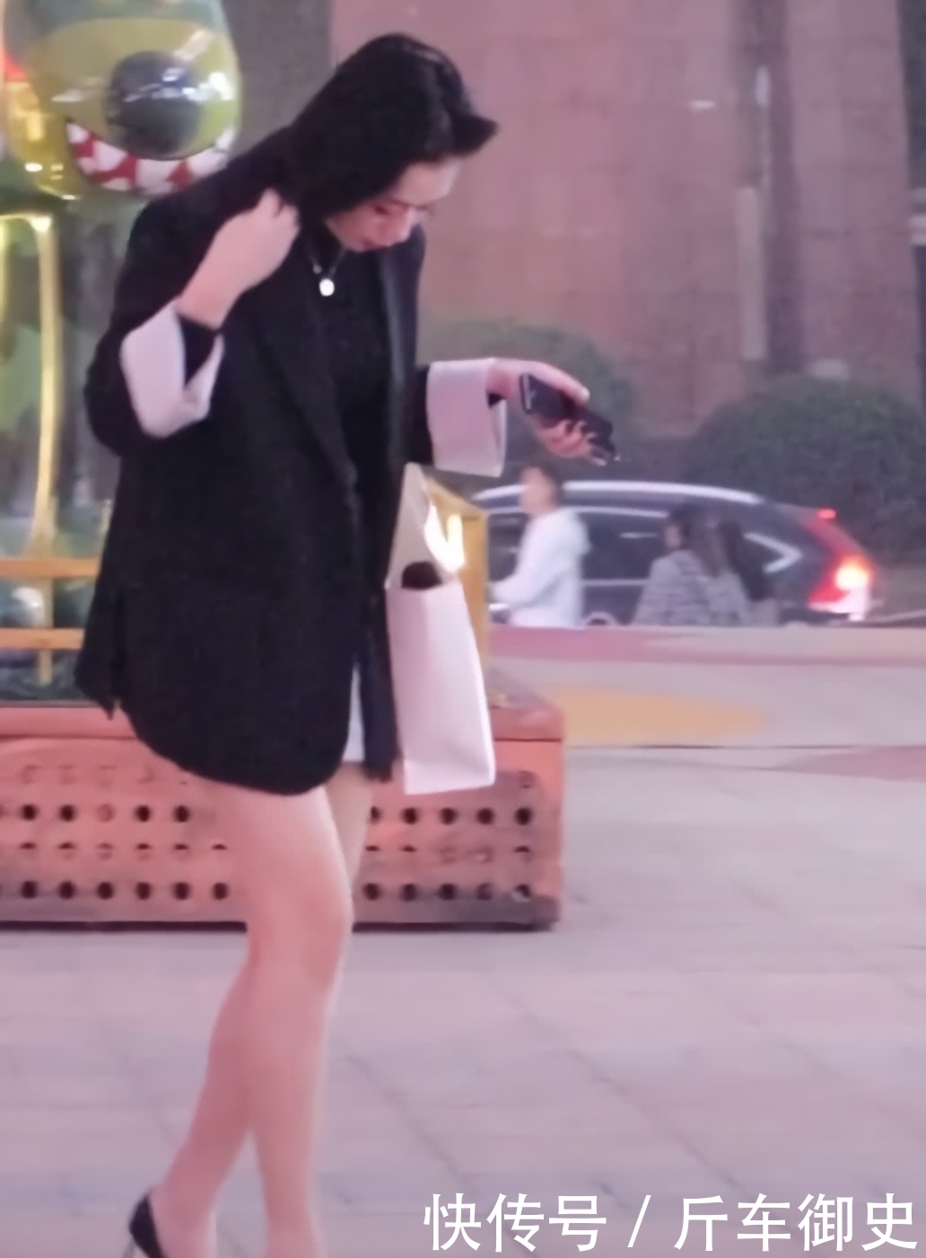 美女|美女是在用“生命”秀腿?穿上豹纹半身裙,腿都“缩成筷子”了