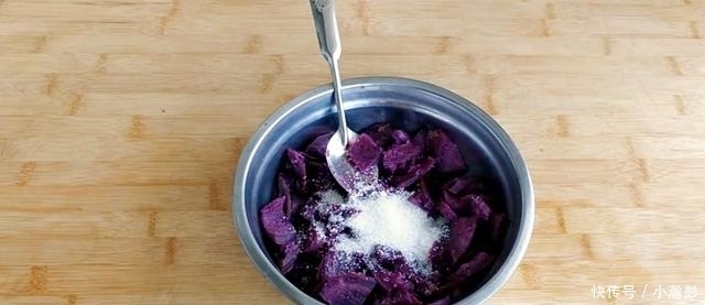 双色|农村妈妈教你做紫薯双色馒头,香甜松软,一顿吃5个不够!