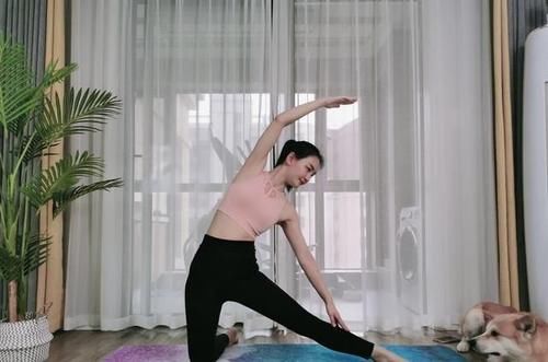 成熟|女孩健身必备，瑜伽裤穿上显瘦显身材，同时让你的气质愈发成熟