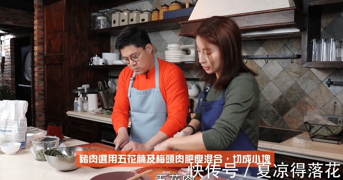 霍启刚郭晶晶夫妇包饺子趣事!直接上手搅馅,厨房宽敞像吧台