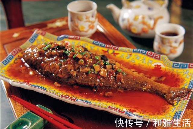 鱼肉|家常炖鱼,别只会用料酒去腥,牢记2个窍门,鱼肉更鲜嫩,没腥味