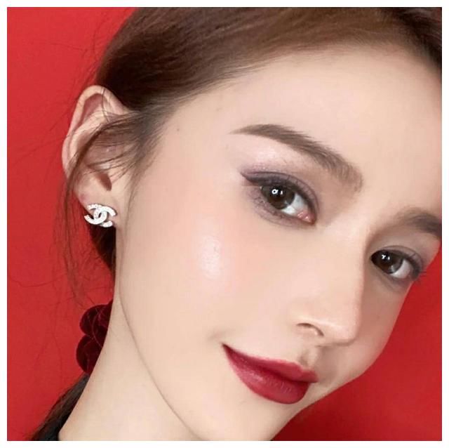 几款适合浓妆与素颜的口红，让你在性感的同时，还带有一丝清新