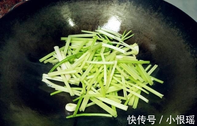 窍门|炒芹菜也有窍门,只要多一步,芹菜香嫩不变色,还很入味!