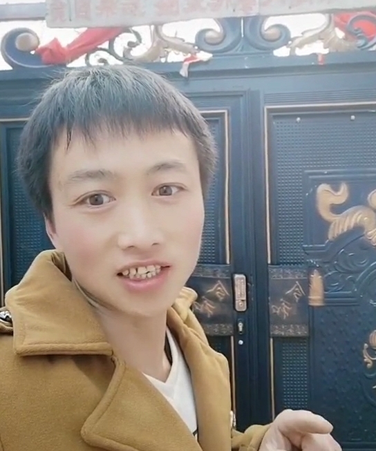 哥家门,村民情绪激动夺锤,朱之文助理发声